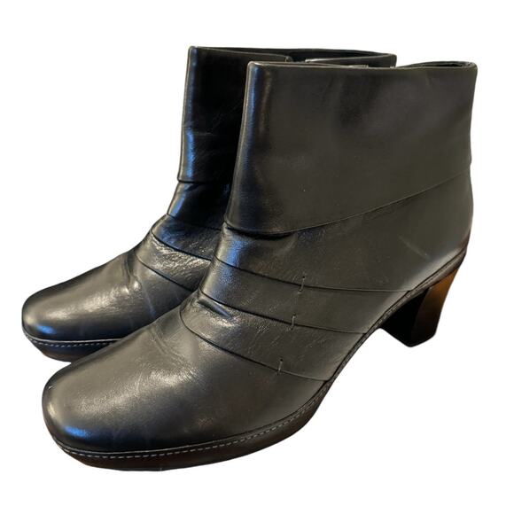 Clarks Black Leather Mika Beth Ankle Boots Minimal 11M Classic Versatile trendy - Picture 1 of 11